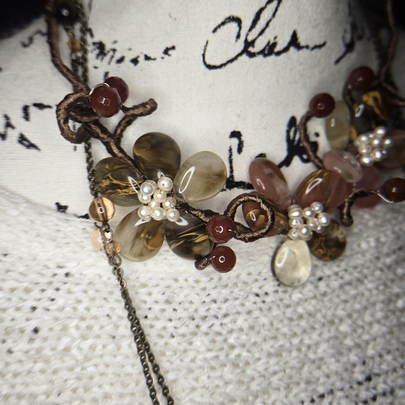 Elegant Floral Beaded Necklace - Picture 8 of 9